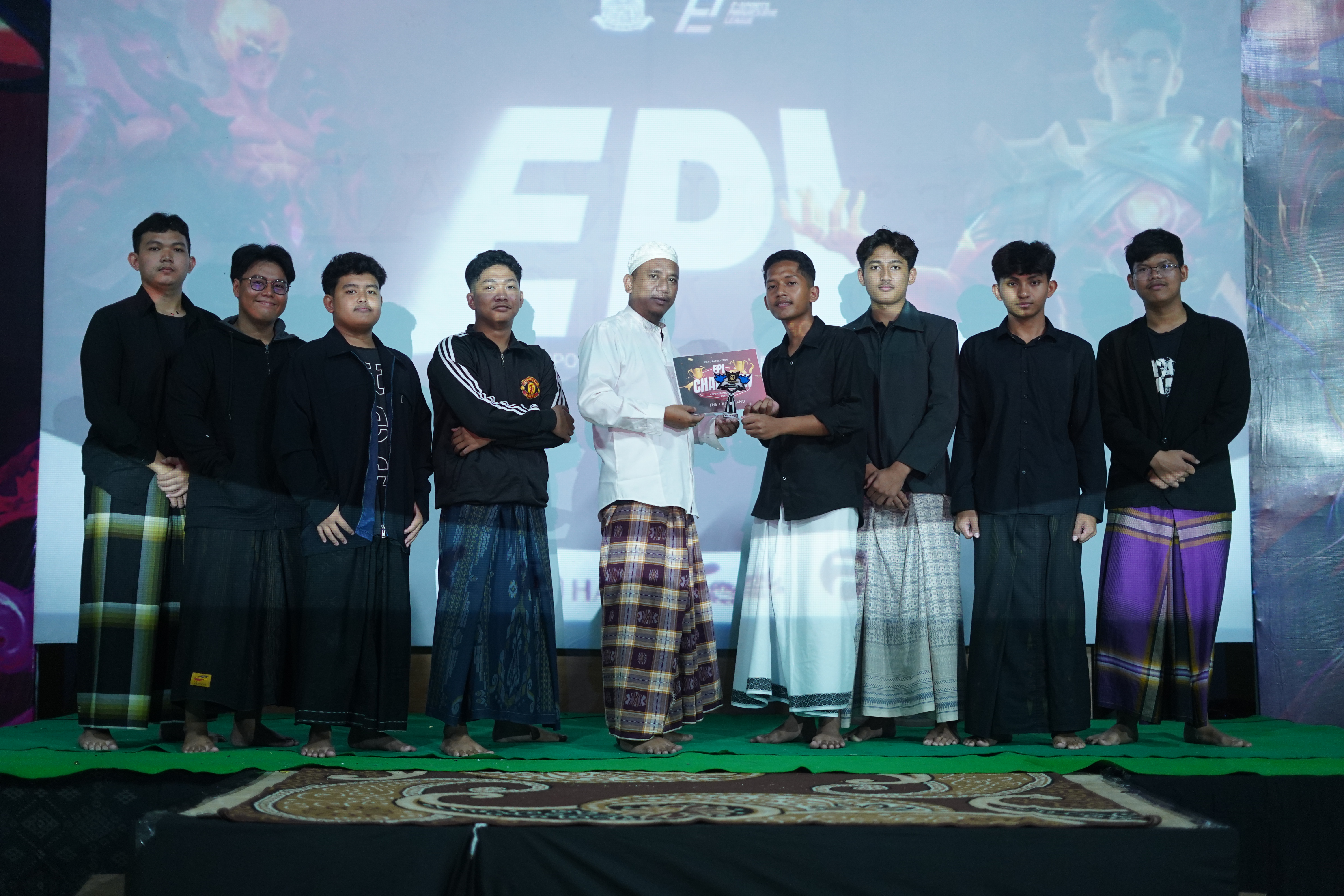 Penyerahan Hadiah kepada Para Pemenang
